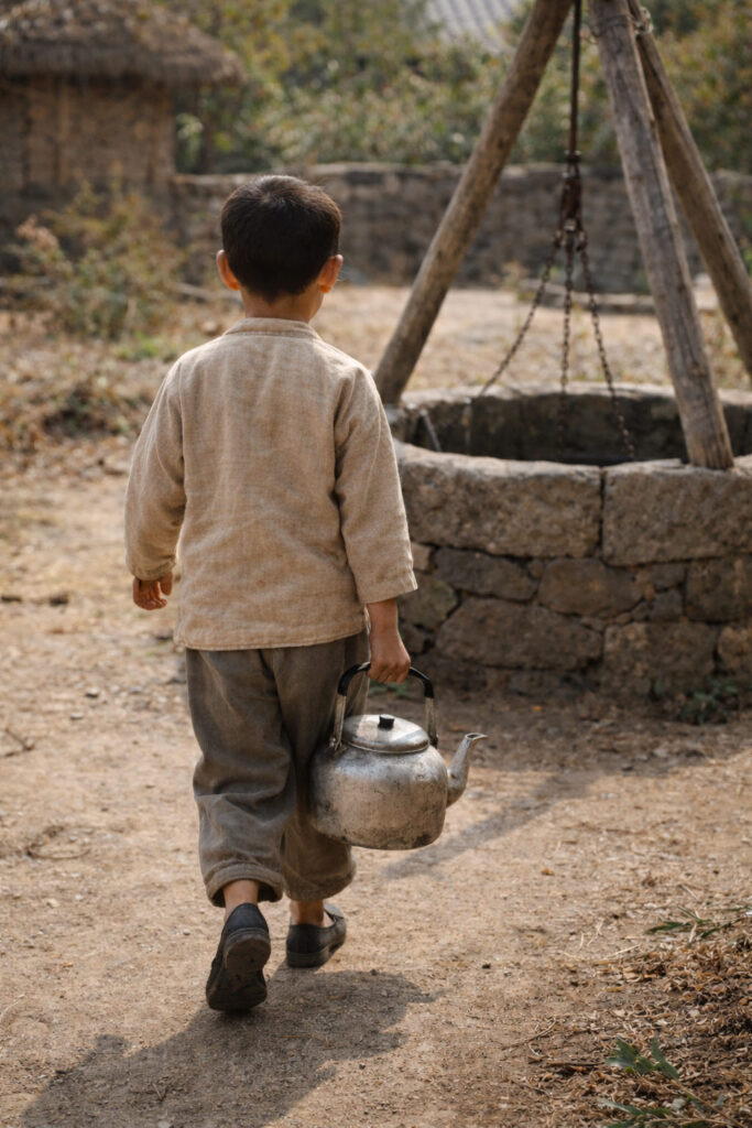 주전자를 들고 심부름 하는 아이