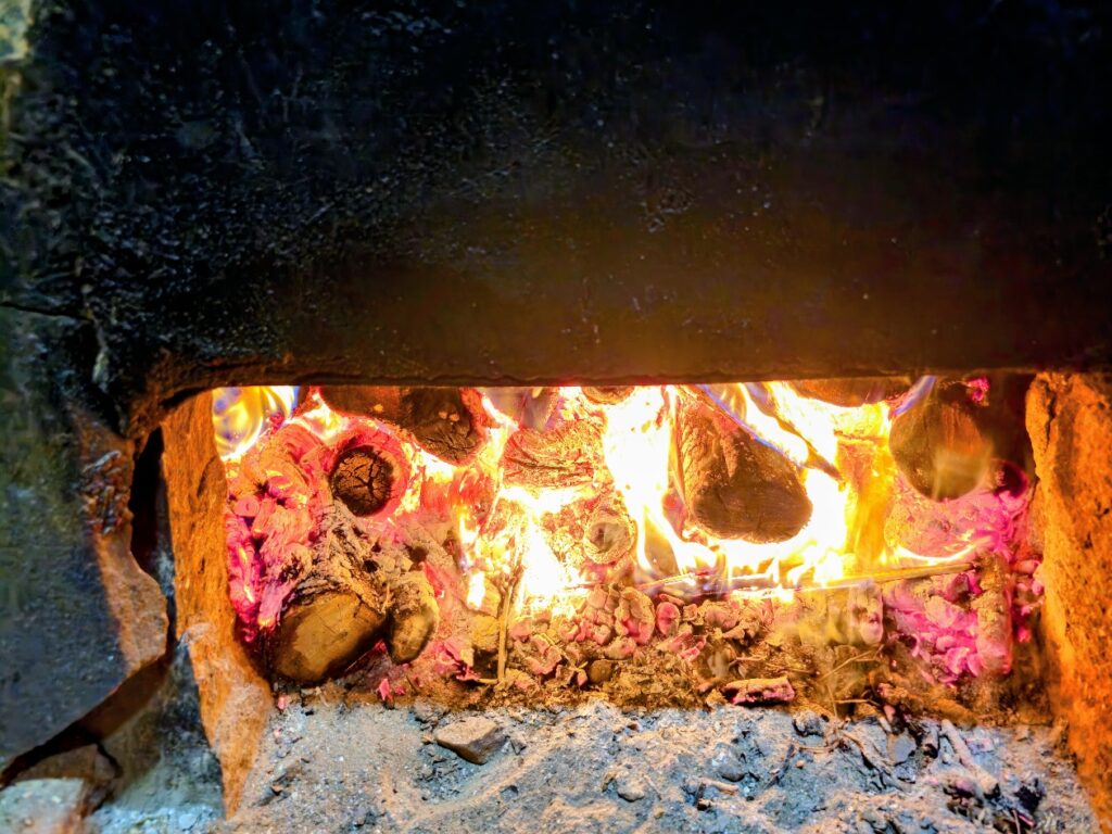 수리된 아궁이에서 나무가 타는 사진, 고향생각과 아궁이 향수가 생각나는 이미지