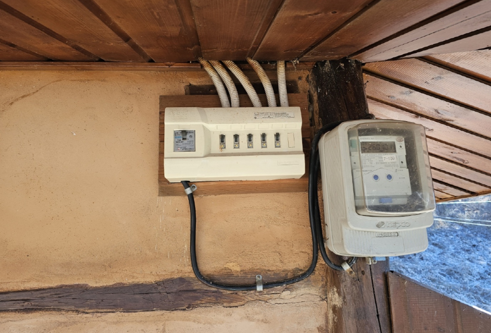 새로이 설치한 배전반과 계량기