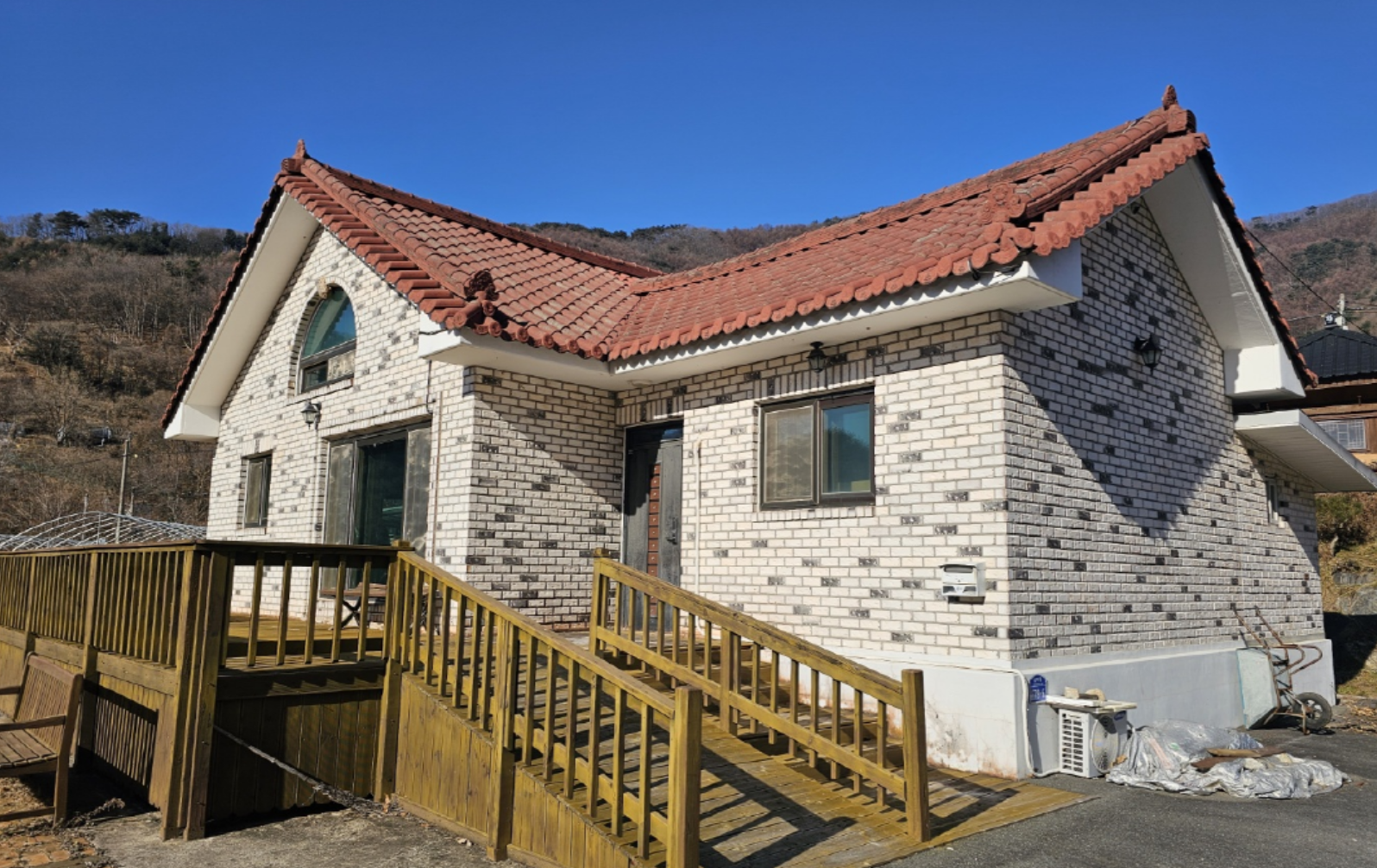 농촌에 새로 지은 주택