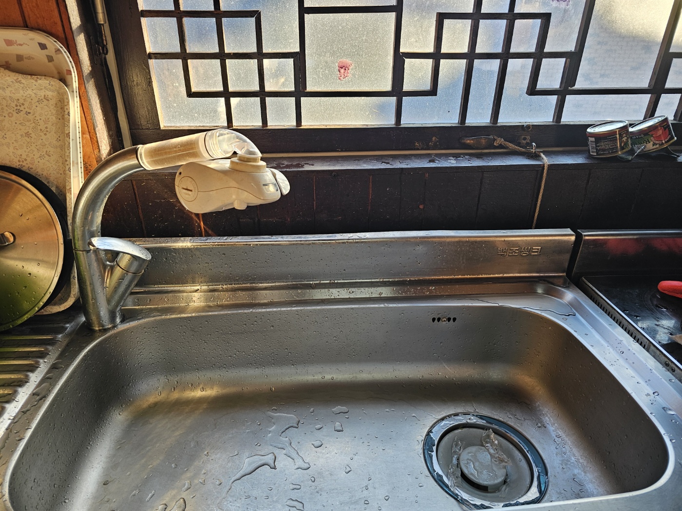 시골 부엌에 설치된 수도