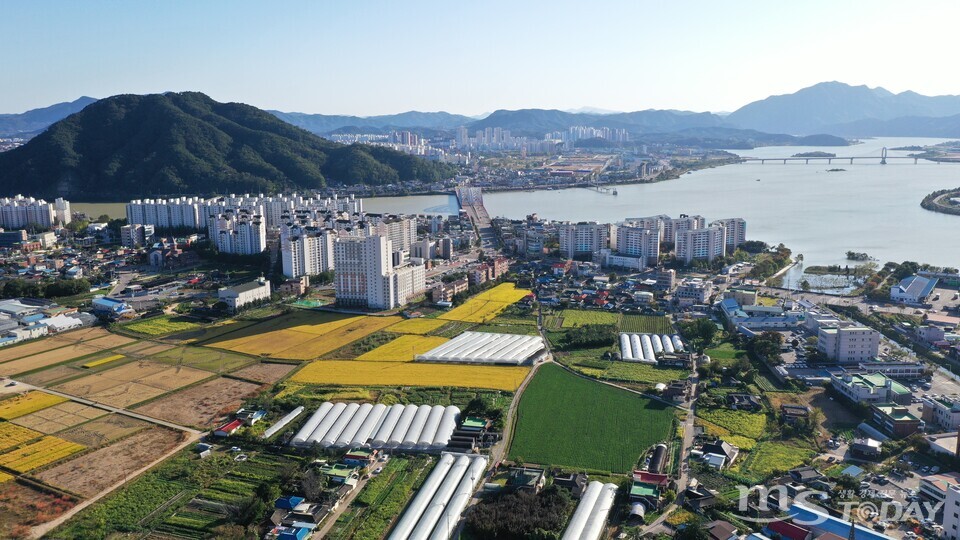 도시와 농촌의 모습을 나타내고 있는 춘천시내 전경