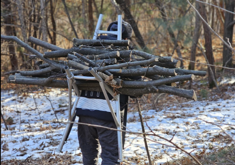 나무를 지게로 지고 가는 모습의 사진